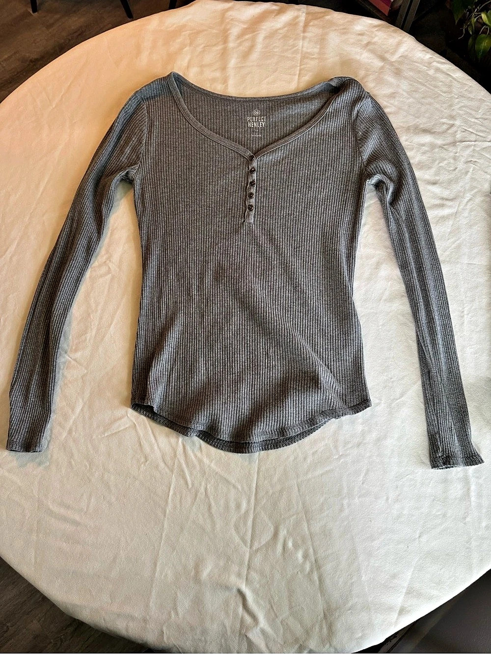 Perfect Henley Long Sleeve Henley in Gray Like New